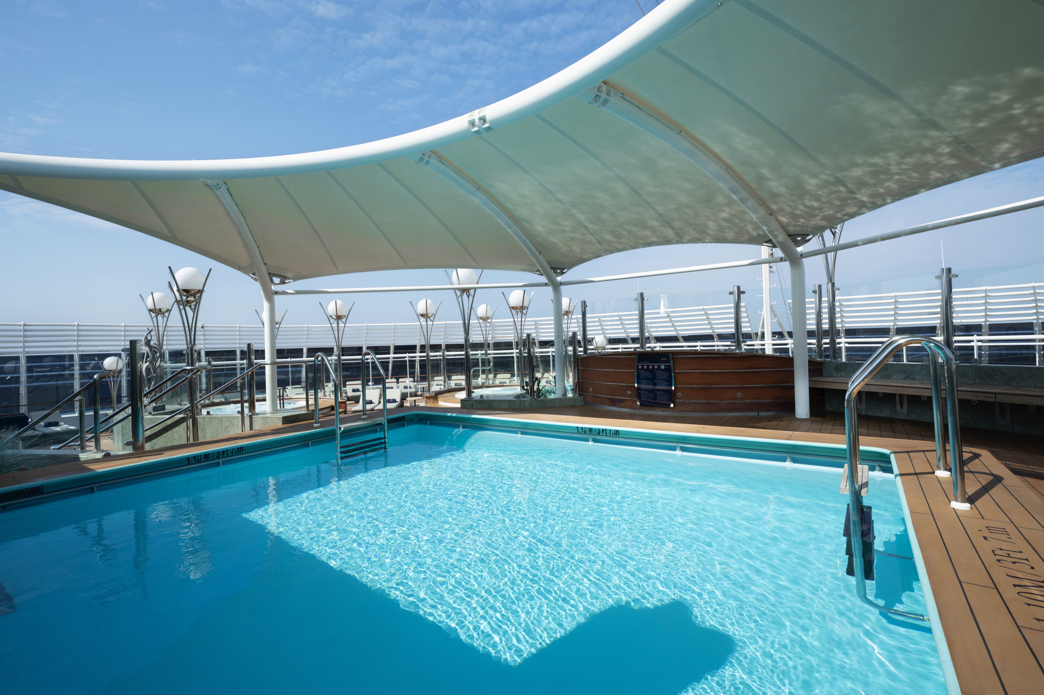 MSC Divina - MSC Yacht Club The One Bar and Pool